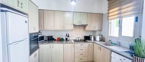 Fridge, oven, stovetop, coffee/tea maker