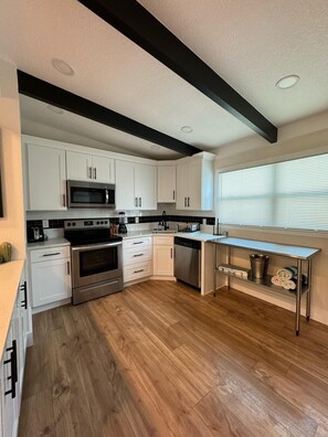 Kjøleskap, mikrobølgeovn, ovn og kokeplater