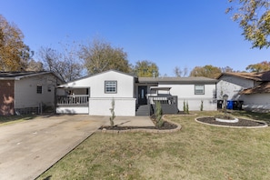 Exterior - Gameroom/Theatre room-7 Tv's-6 Beds-Spacious Kitchen-Air Hockey-PingPong-Arcade (Broken Arrow)