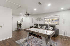 Games room - Gameroom/Theatre room-7 Tv's-6 Beds-Spacious Kitchen-Air Hockey-PingPong-Arcade (Broken Arrow)