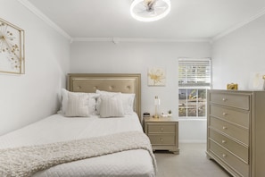 4 bedrooms, iron/ironing board, travel cot, free WiFi - Gameroom/Theatre room-7 Tv's-6 Beds-Spacious Kitchen-Air Hockey-PingPong-Arcade (Broken Arrow)