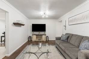 Smart TV, ping pong - Gameroom/Theatre room-7 Tv's-6 Beds-Spacious Kitchen-Air Hockey-PingPong-Arcade (Broken Arrow)