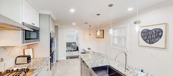 Gameroom/Theatre room-7 Tv's-6 Beds-Spacious Kitchen-Air Hockey-PingPong-Arcade