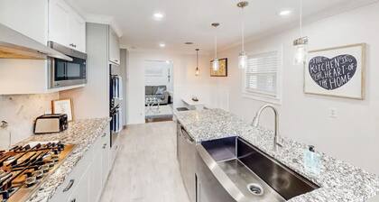 Gameroom/Theatre room-7 Tv's-6 Beds-Spacious Kitchen-Air Hockey-PingPong-Arcade