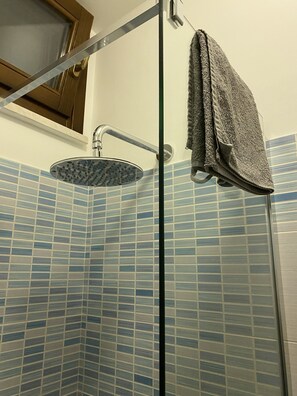 Ducha, secador de pelo, bidé y toallas