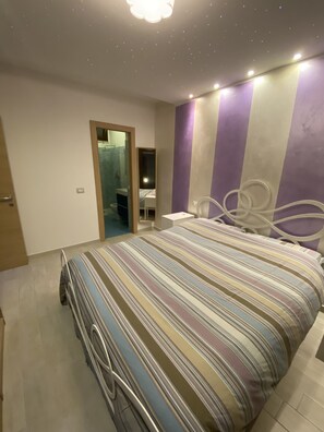 2 soverom, strykejern/-brett og sengetøy