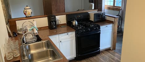 Microwave, oven, stovetop, cookware/dishes/utensils