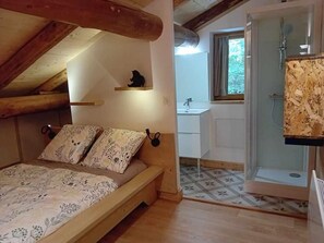 3 soverom, strykejern/-brett og reiseseng for barn