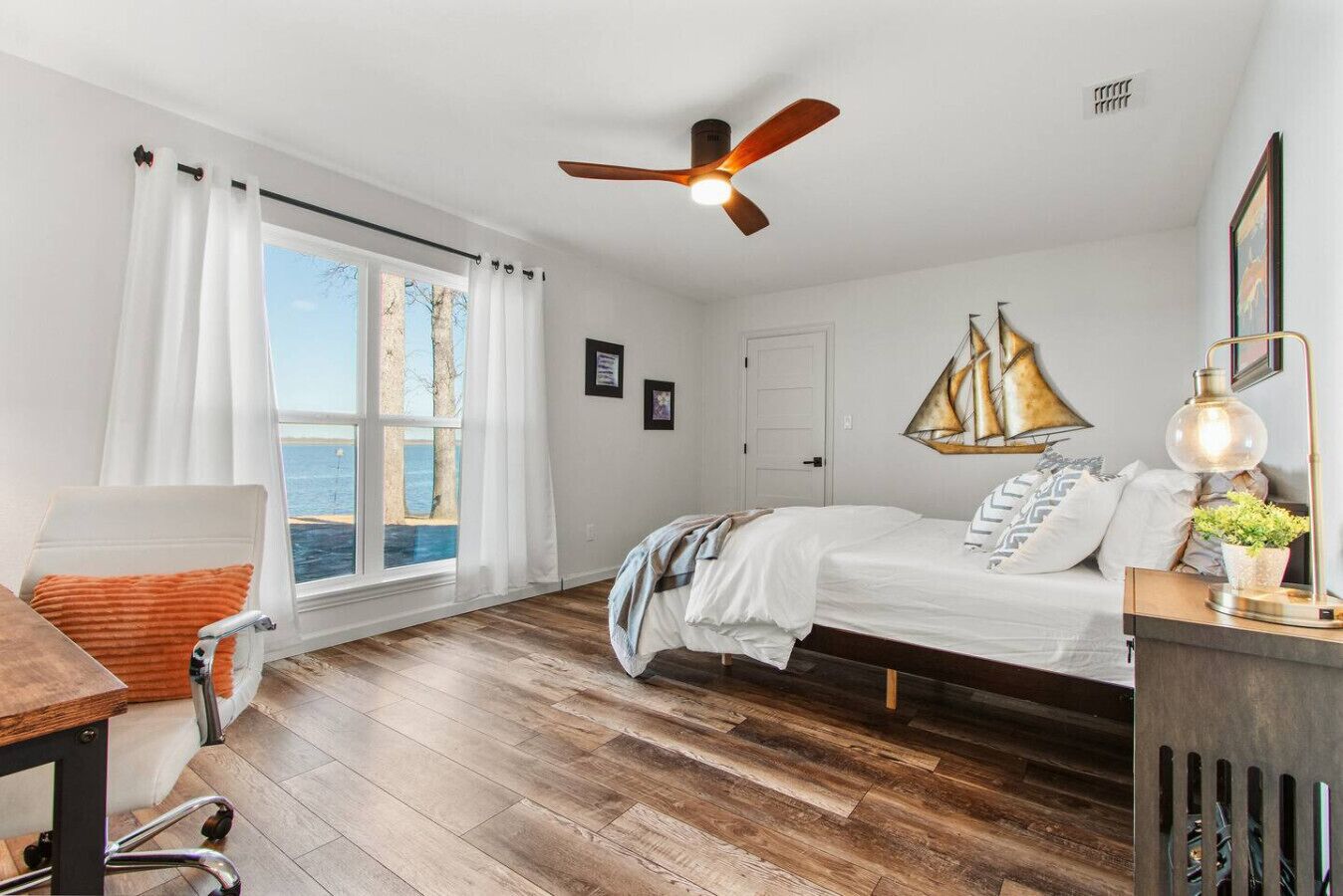 4 chambres, bureau, fer et planche à repasser, lit parapluie