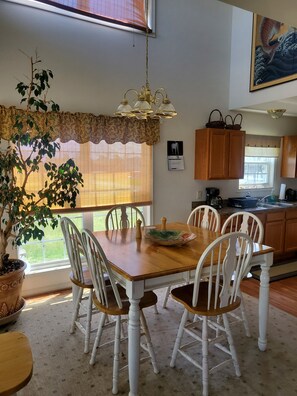 Dining - Relaxing at the river (Montross)