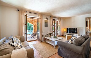 TV, peis, DVD-spiller og bordtennis