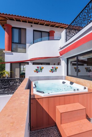 Outdoor spa tub - Condominios Brisas del Mar (Santa María Huatulco)