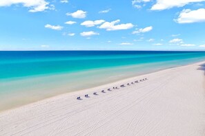 Una spiaggia con cielo sereno e mare calmo.