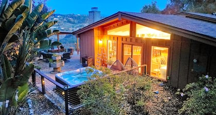 City Getaway | Hot Tub | Fire Pit | Game Room | BBQ | Hiking Trails | Vineyard Views | B-Ball
