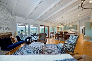 Smart-TV, Tischfußball, Bücher