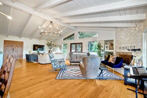 Smart TV, table football, books - City Getaway | Hot Tub | Fire Pit | Game Room | BBQ | Hiking Trails | Vineyard Views | B-Ball (Fallbrook)