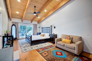 Smart-TV, Tischfußball, Bücher