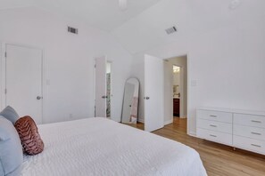 3 bedrooms, desk, iron/ironing board, free WiFi
