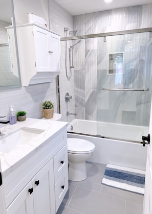 Een douche, een haardroger, handdoeken, zeep