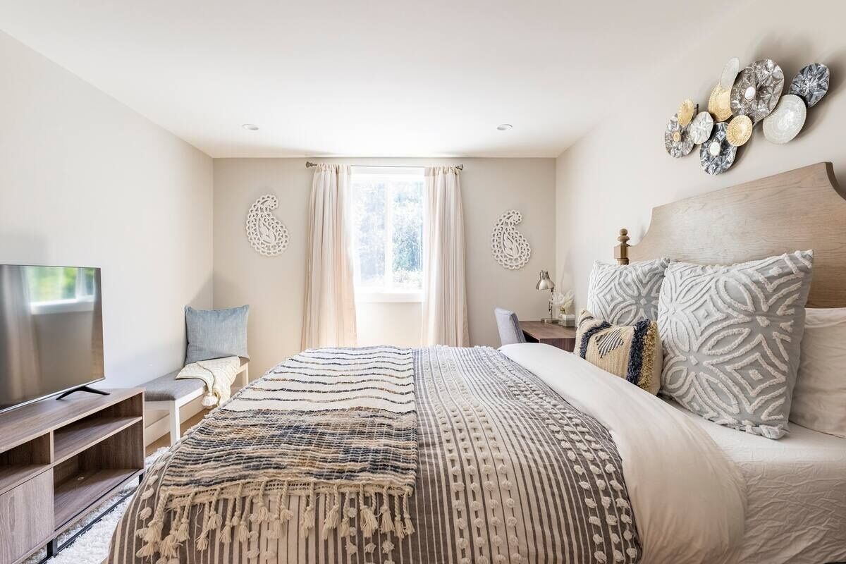 3 bedrooms, iron/ironing board, WiFi, bed sheets