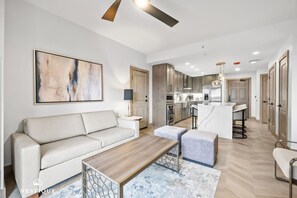 Fernseher, Kamin, Videospiele, Tischfußball