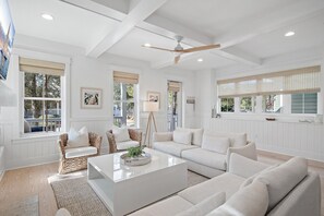 Smart-TV, Kamin, Stereoanlage