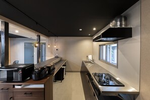 Refrigerador con congelador, microondas, horno y parrilla de estufa 