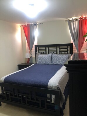 1 bedroom, iron/ironing board, free WiFi, bed sheets - Sophisticated, cozy 3rd floor apartment minutes from top Kingston attractions  (Kingston)