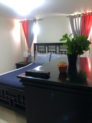 1 bedroom, iron/ironing board, free WiFi, bed sheets - Sophisticated, cozy 3rd floor apartment minutes from top Kingston attractions (Kingston)