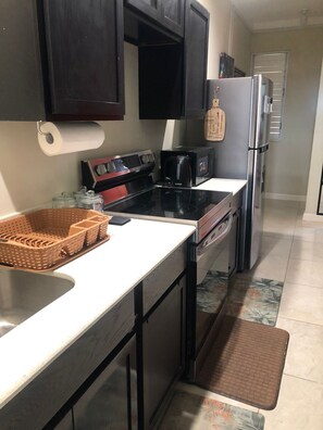 Fridge, microwave, oven, stovetop - Sophisticated, cozy 3rd floor apartment minutes from top Kingston attractions (Kingston)