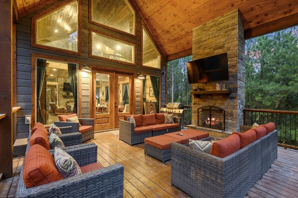 Terrace/patio - Pool Table, Arcade Game, Swings, Hot Tub, Fire Pit, Pets, Casa Latta (Broken Bow)