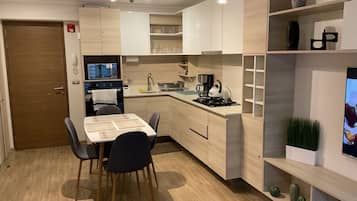 Micro-ondas, cafeteira/chaleira, chaleira elétrica, torradeira