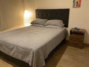 1 habitación, tabla de planchar con plancha, wifi gratis y ropa de cama 