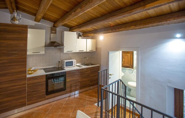 Refrigerador, microondas, horno y cafetera y tetera 