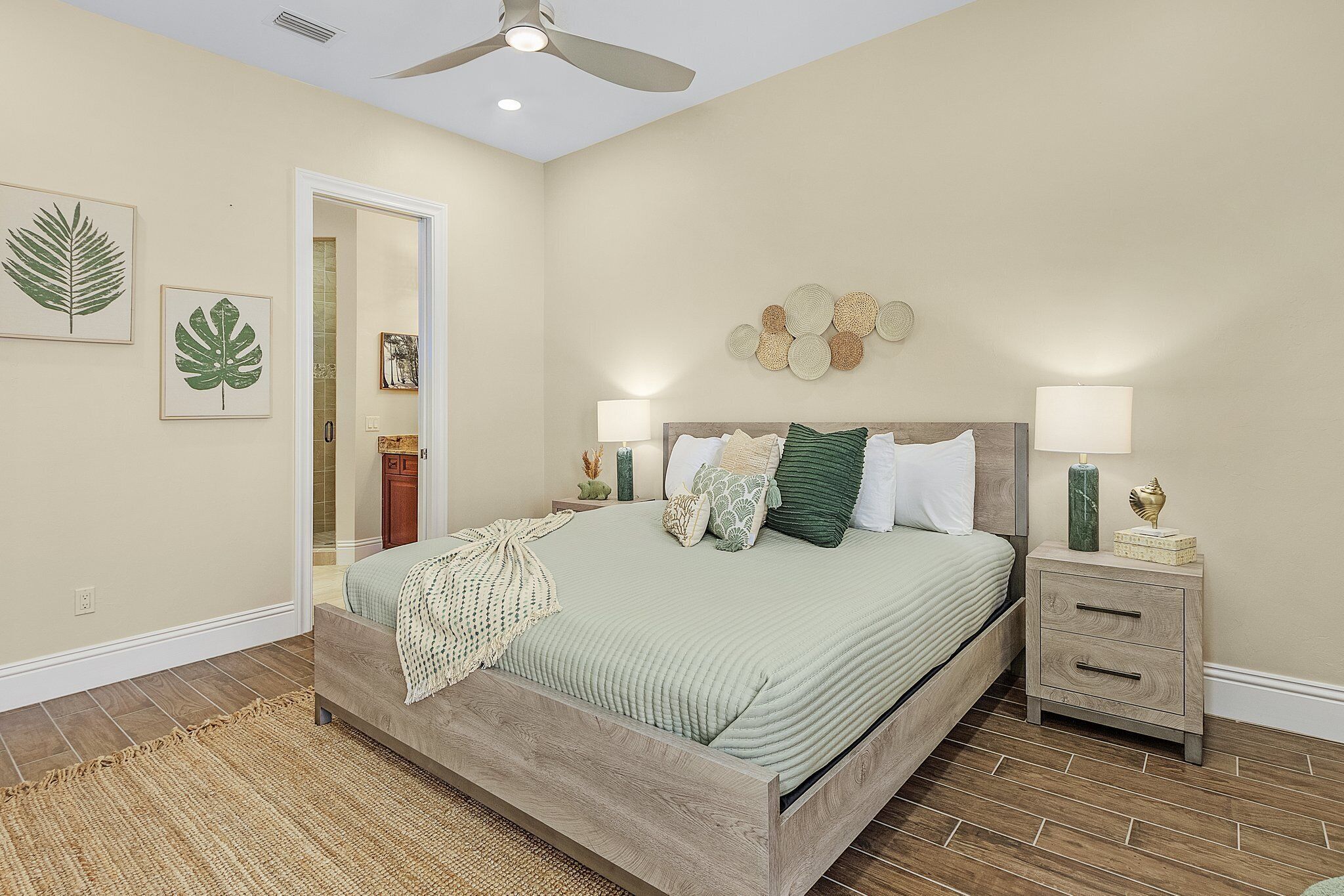 Un dormitorio con cama, mesitas de noche y decoración en la pared.