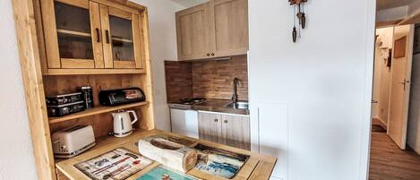 Frigorífico, microondas, horno y tostadora