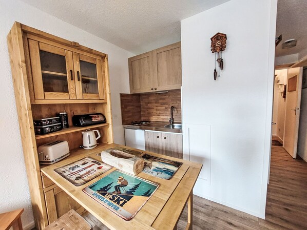 Kühlschrank, Mikrowelle, Ofen, Toaster