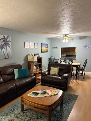 Smart-TV, DVD-Player, Bücher, Videothek