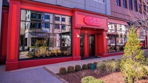 Fachada roja con grandes ventanales y un letrero que dice 'Collett Italian Food & Wine'.