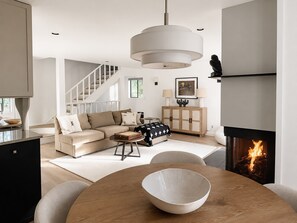 Smart TV, fireplace