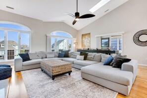 TV, lareira, pebolim, livros