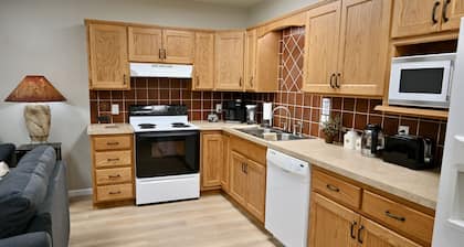Quiet cozy 3 bedroom country cottage in rural farm community. Pet friendly.