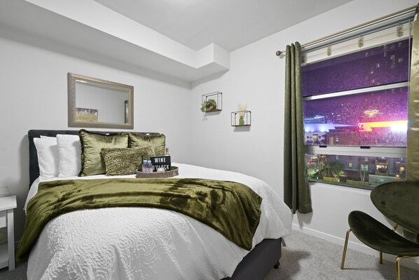 2 عدّة غرف نوم ومكواة/لوح كي وواي فاي وملاءات أسرّة