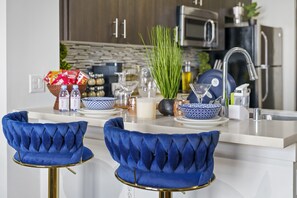 Fridge, microwave, oven, stovetop - DTLA Eascape Skyline Views with luxury amenities  (Los Angeles)