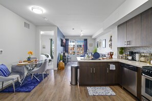 Fridge, microwave, oven, stovetop - DTLA Eascape Skyline Views with luxury amenities  (Los Angeles)