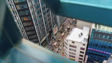 Triple Room - City View | Una cassaforte in camera, insonorizzazione, ferro/asse da stiro
