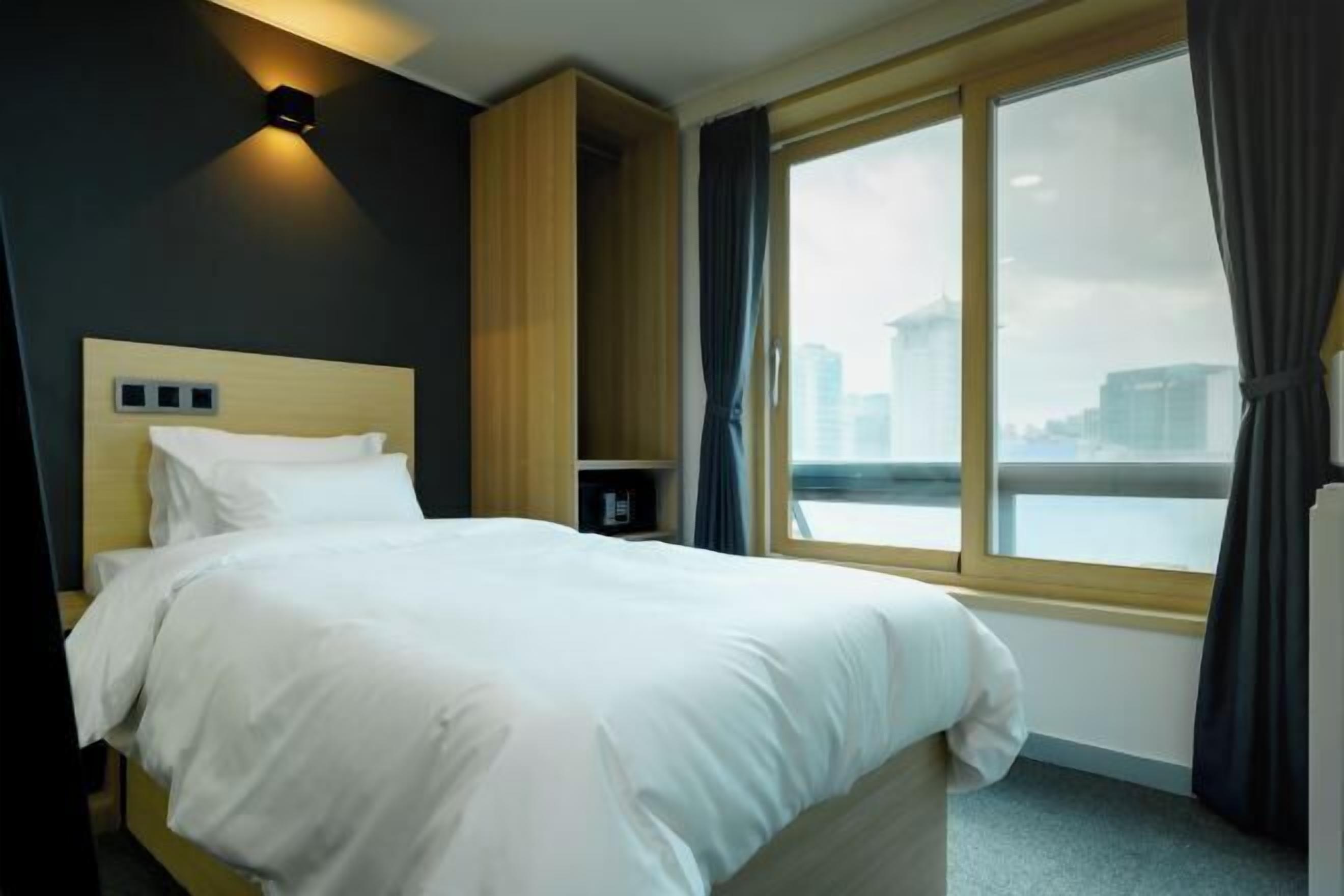 Caja fuerte, sistema de insonorización, tabla de planchar con plancha