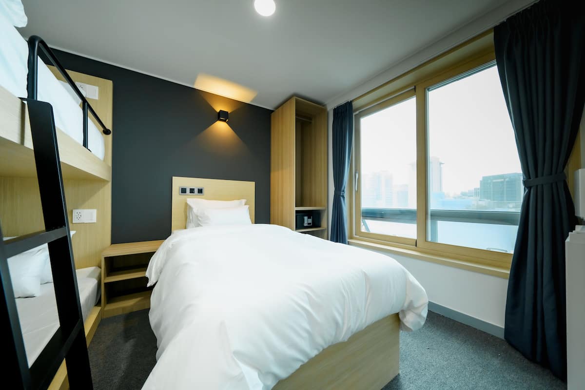 Triple Room - City View | Tallelokero huoneessa, äänieristys, silitysrauta/-lauta, ilmainen Wi-Fi