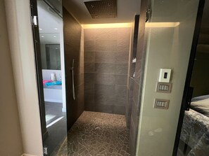 Suihku, ilmaiset hygieniatuotteet, hiustenkuivaaja