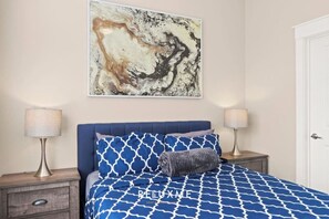 1 habitación, escritorio, tabla de planchar con plancha y cuna de viaje 